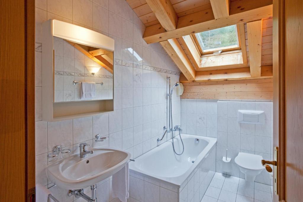 Les Naturelles Leukerbad Room photo